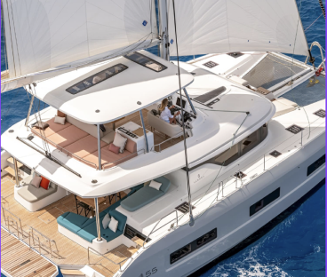 SPACIOUS AND SMART FLYBRIDGE