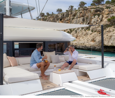SPACIOUS AND SMART FLYBRIDGE