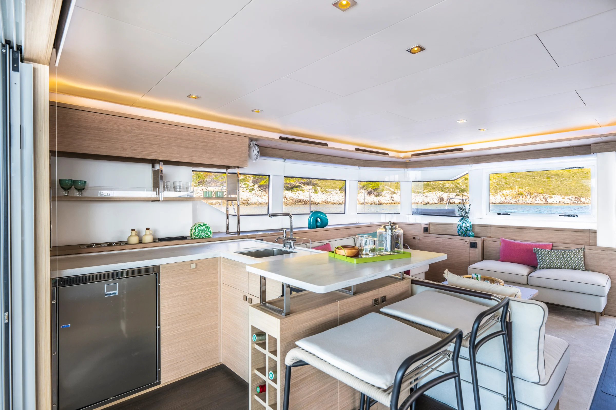 A Seamless Connection with Inviting Living Spaces
