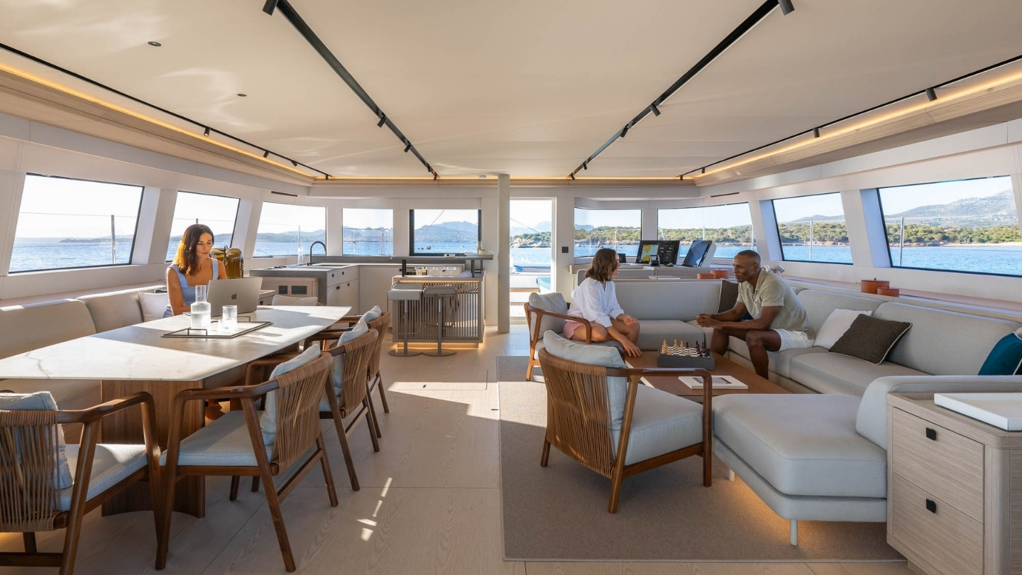 Admire the horizon from the interior