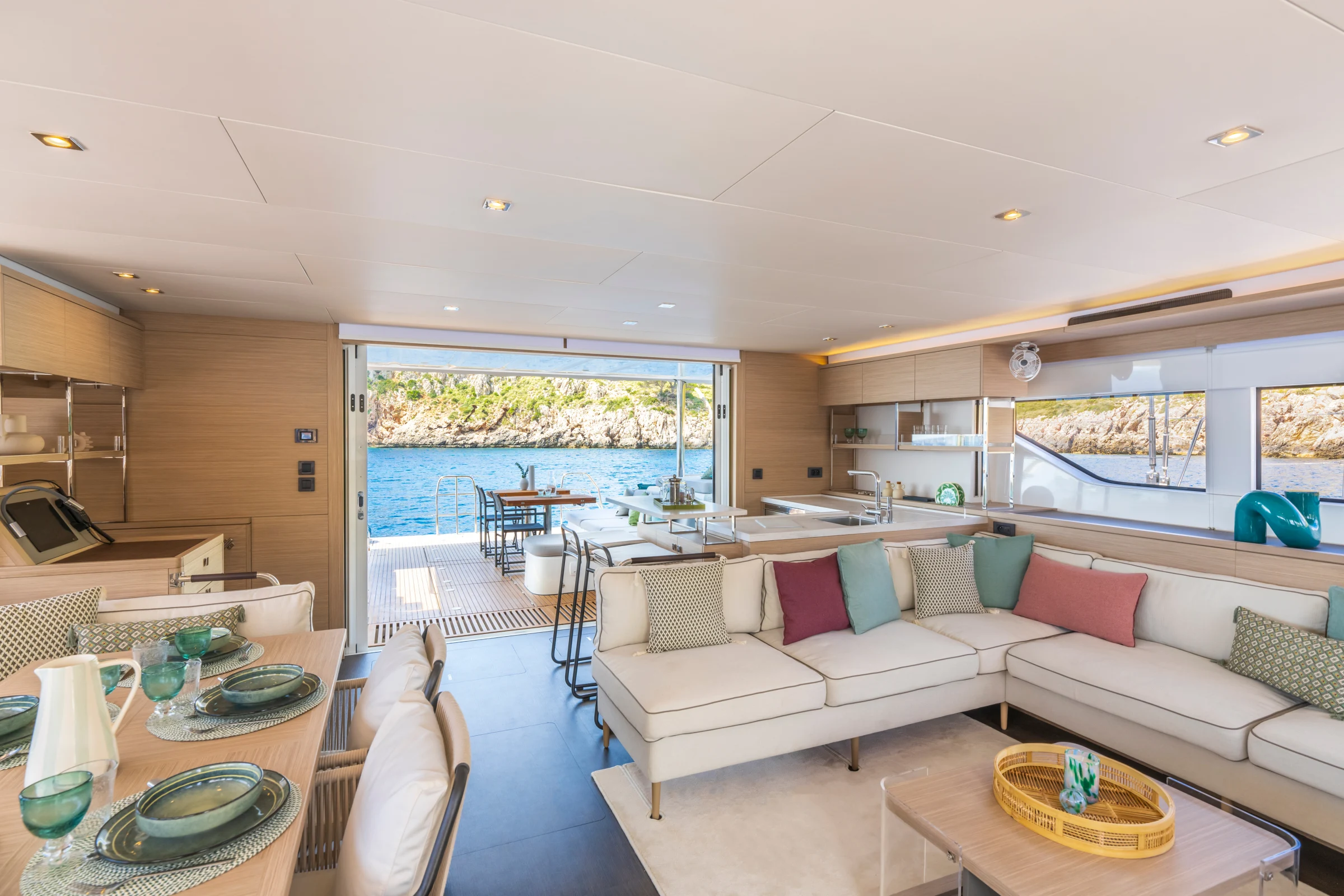 A Seamless Connection with Inviting Living Spaces